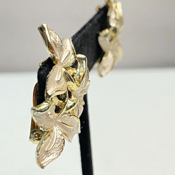 Judy Lee Stud Earrings Frosted Gold Tone Three Leaf Design Clip Ons - Picture 4 of 9